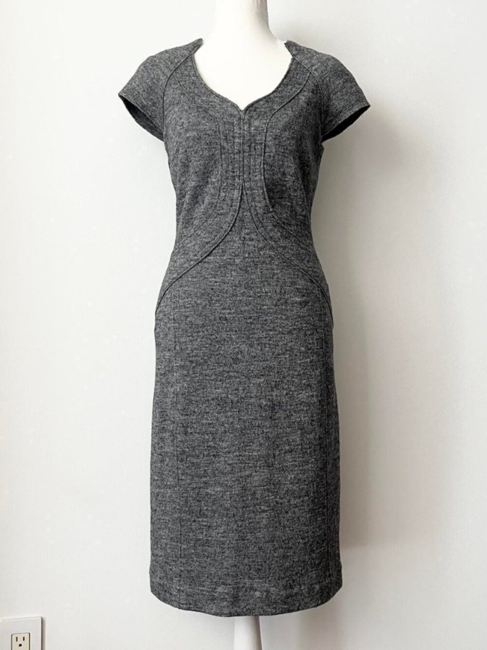 Banana Republic Pencil Sheath Dress Size 4 Gray Wool Blend Elegant Chic Edgy